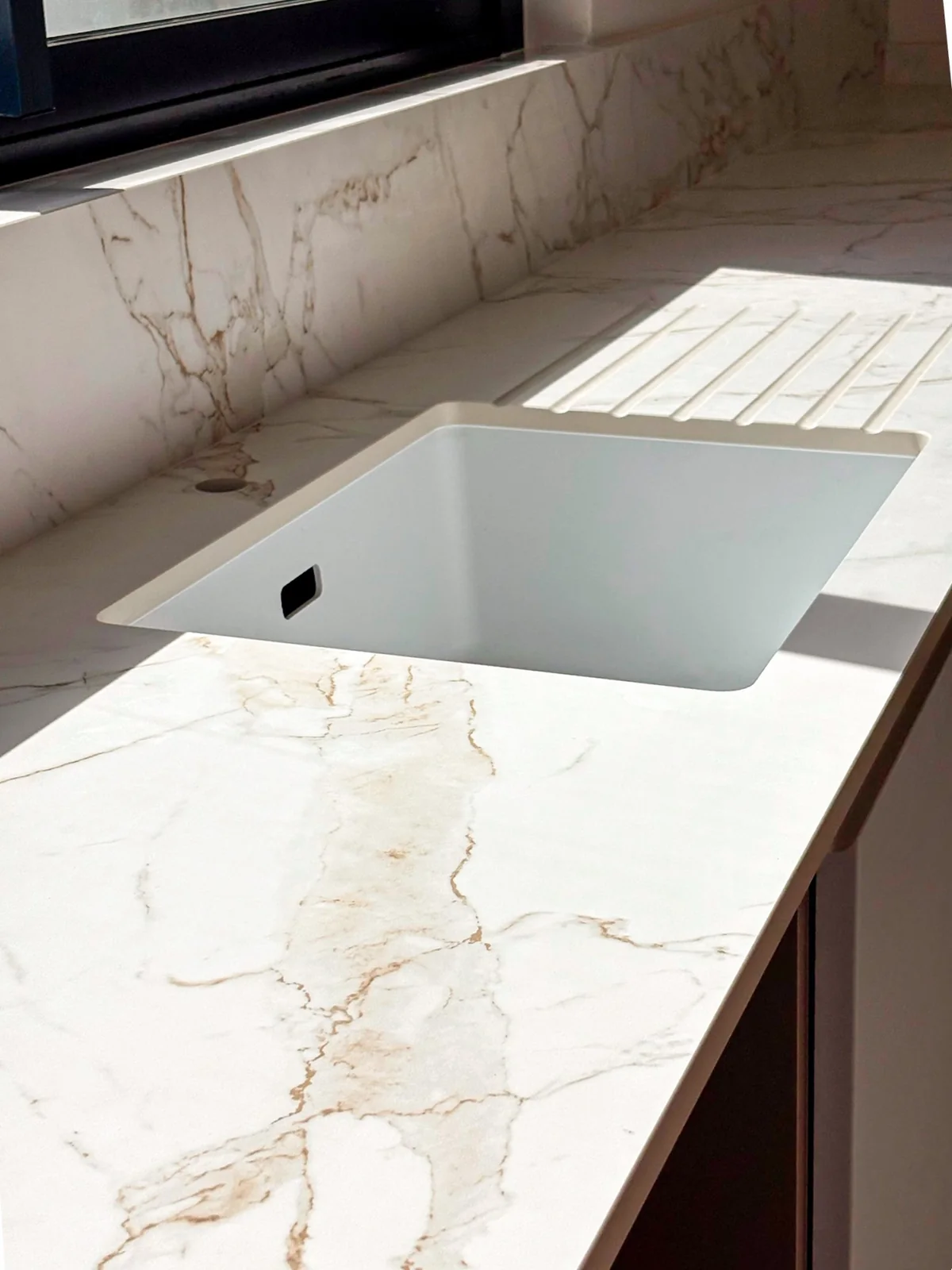 Plan de travail et évier en Dekton Entzo avec une finition polie