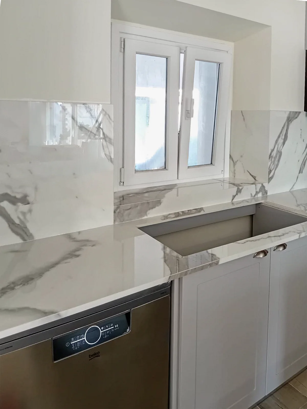 Détail de cuisine en Venux Estatuario avec une finition polie
