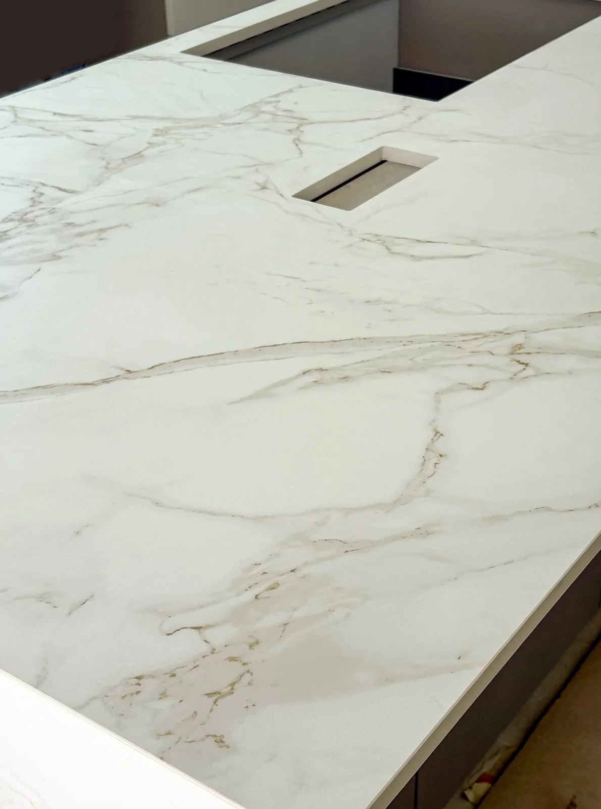 Détail du projet en Dekton Entzo avec une finition polie