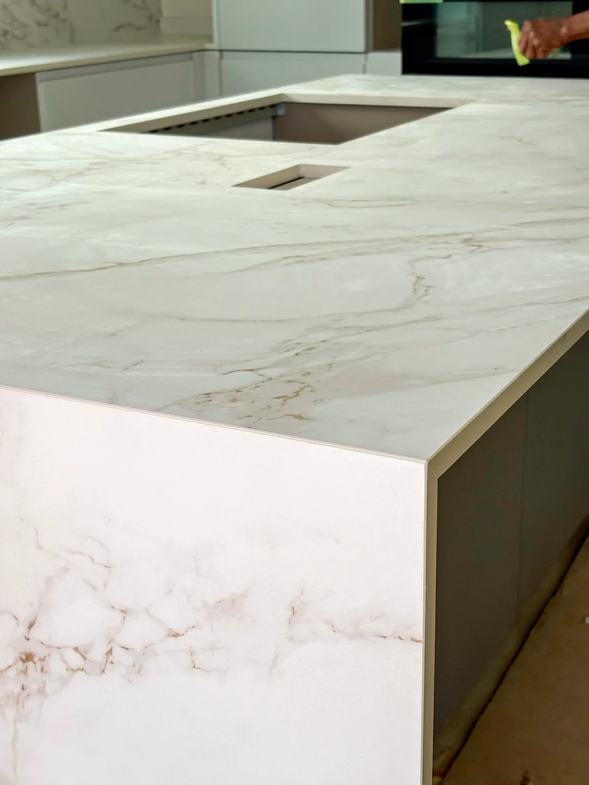 Détail du projet en Dekton Entzo avec une finition polie