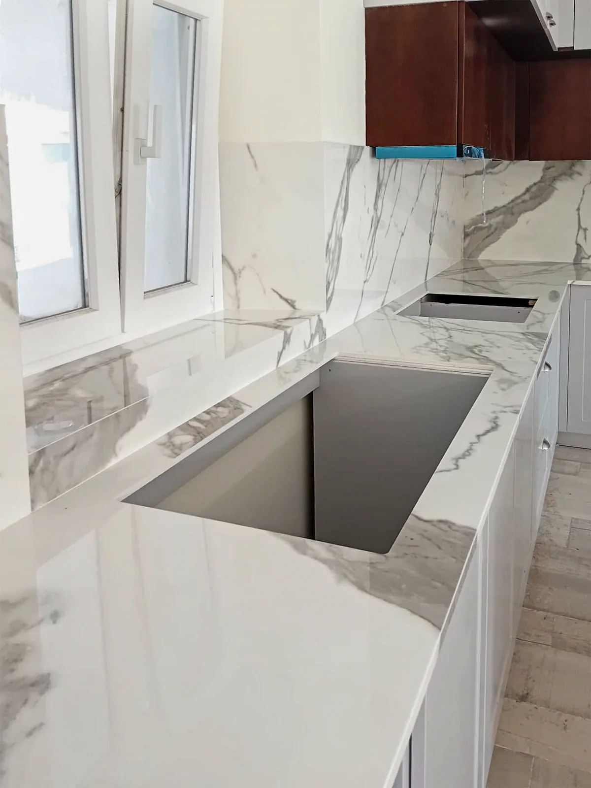 Détail de cuisine en Venux Estatuario avec une finition polie