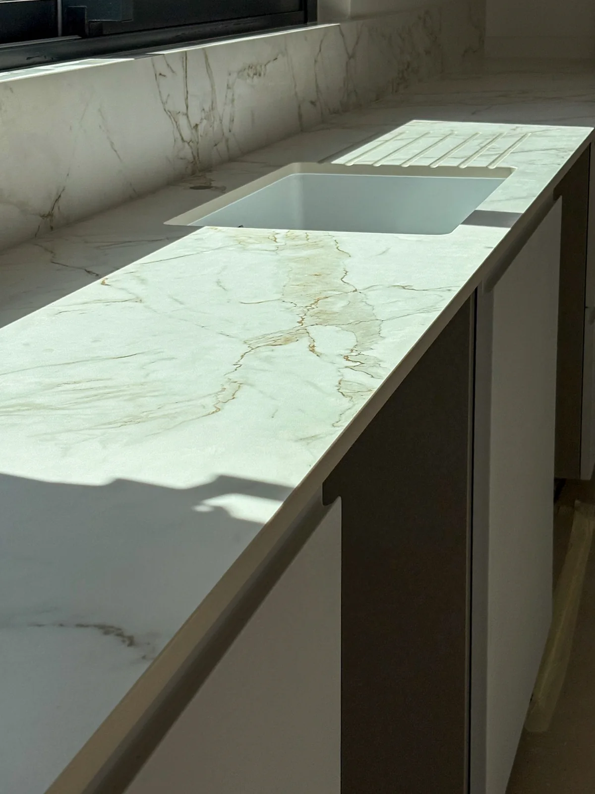 Détail du projet en Dekton Entzo avec une finition polie