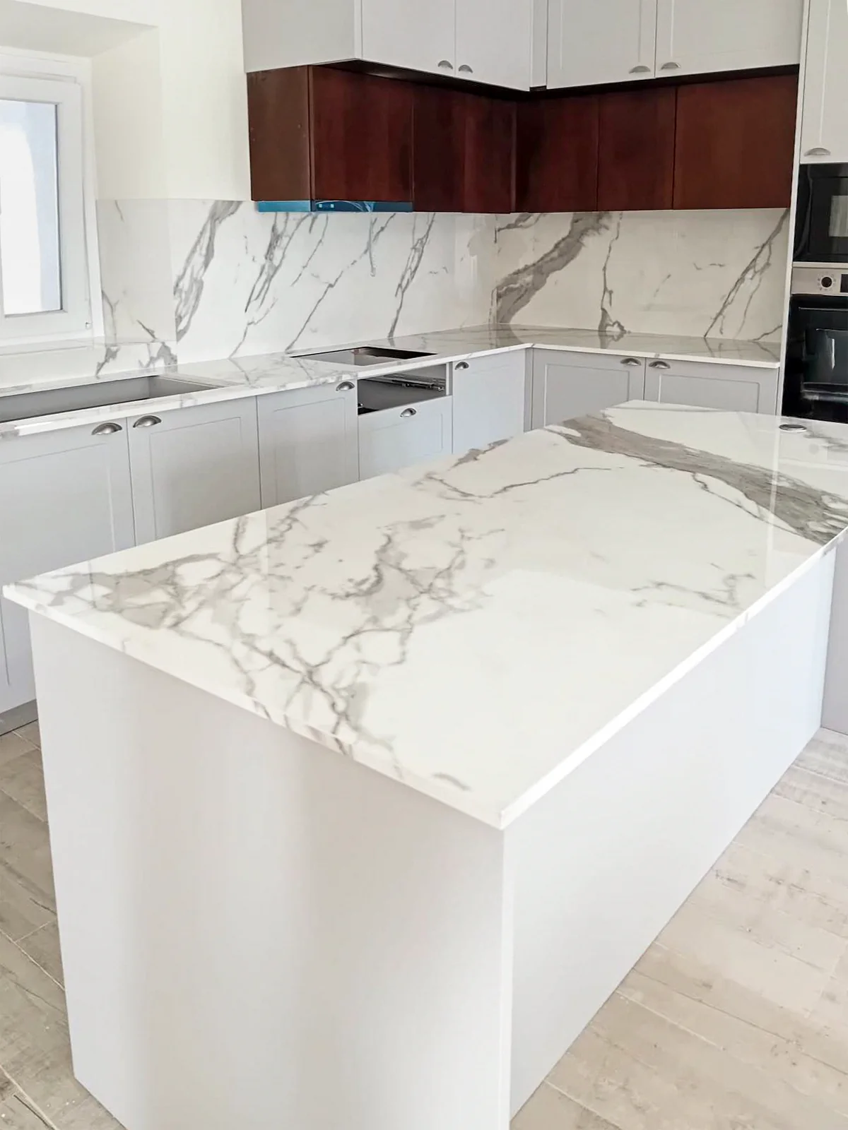 Détail de cuisine en Venux Estatuario avec une finition polie