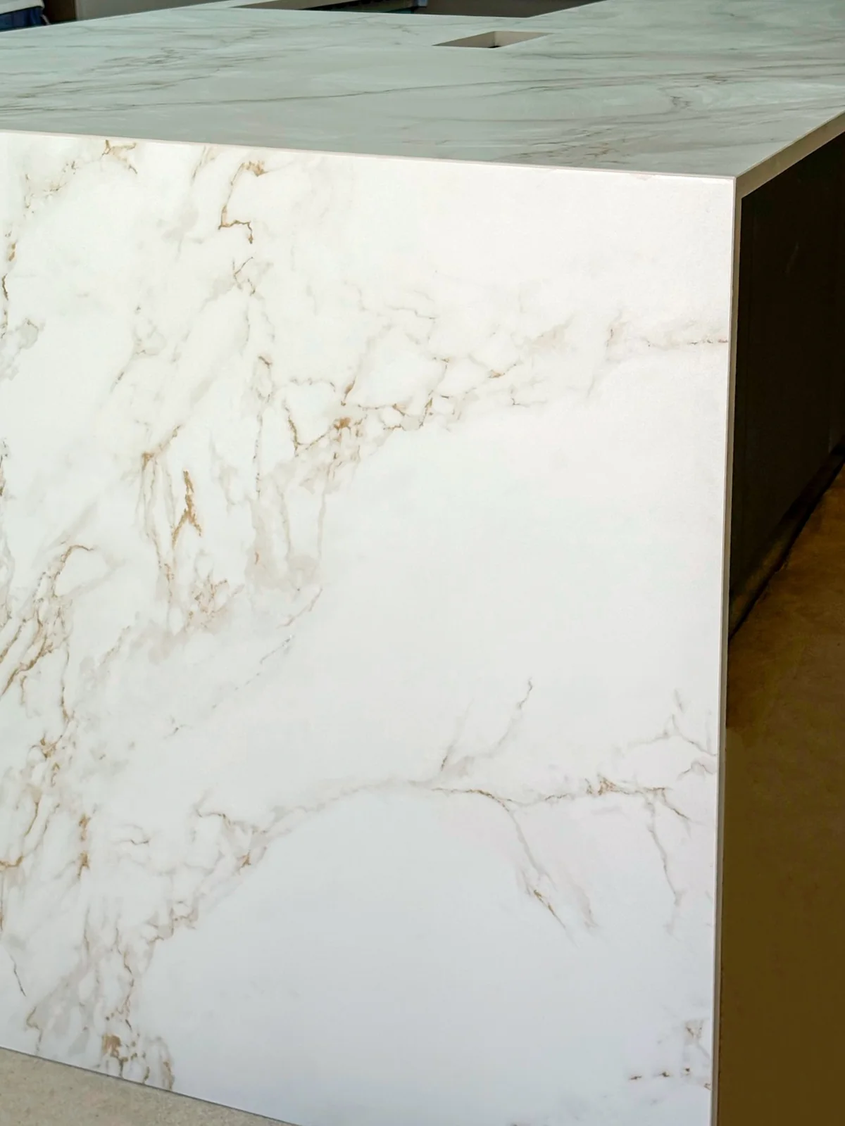 Détail du projet en Dekton Entzo avec une finition polie