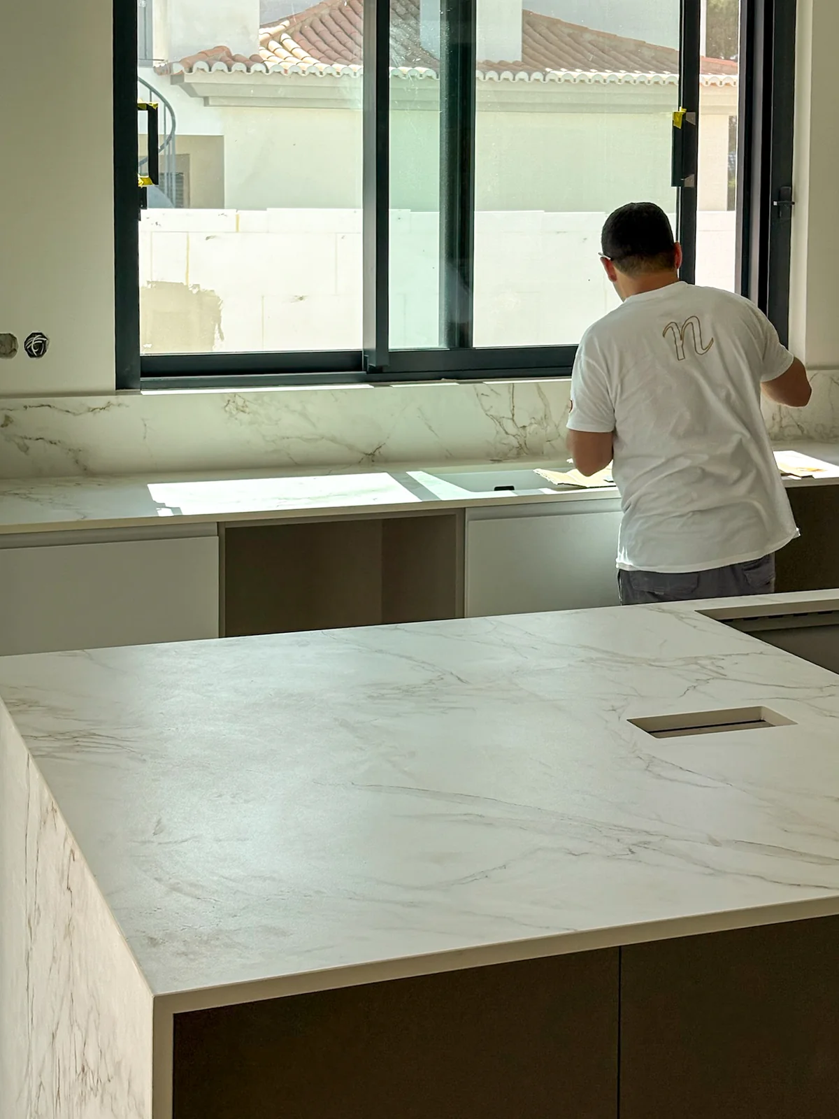Détail du projet en Dekton Entzo avec une finition polie