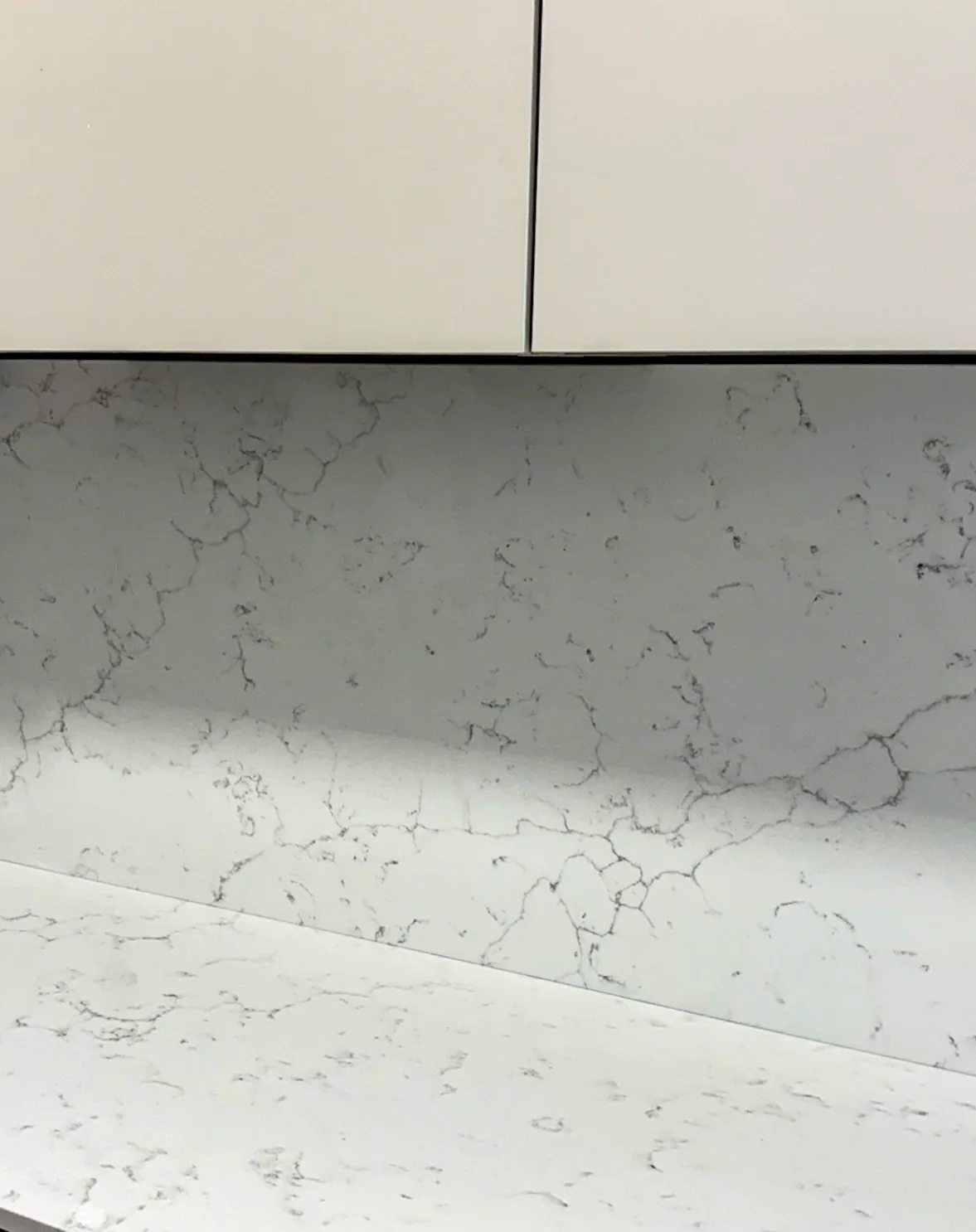 Détail de Colorado Carrara Gold avec une finition polie