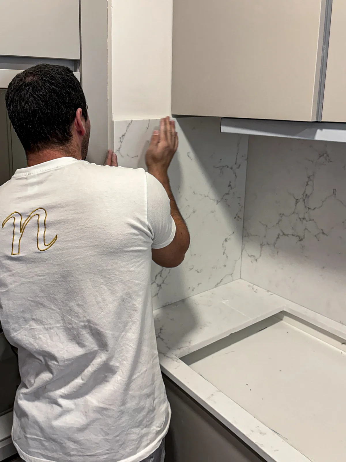 Détail de Colorado Carrara Gold avec une finition polie