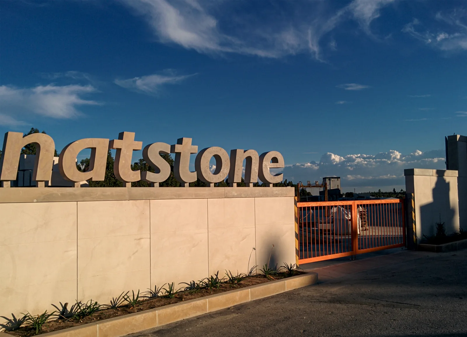 Ingresso della sede Natstone, con il nome in lettere di pietra