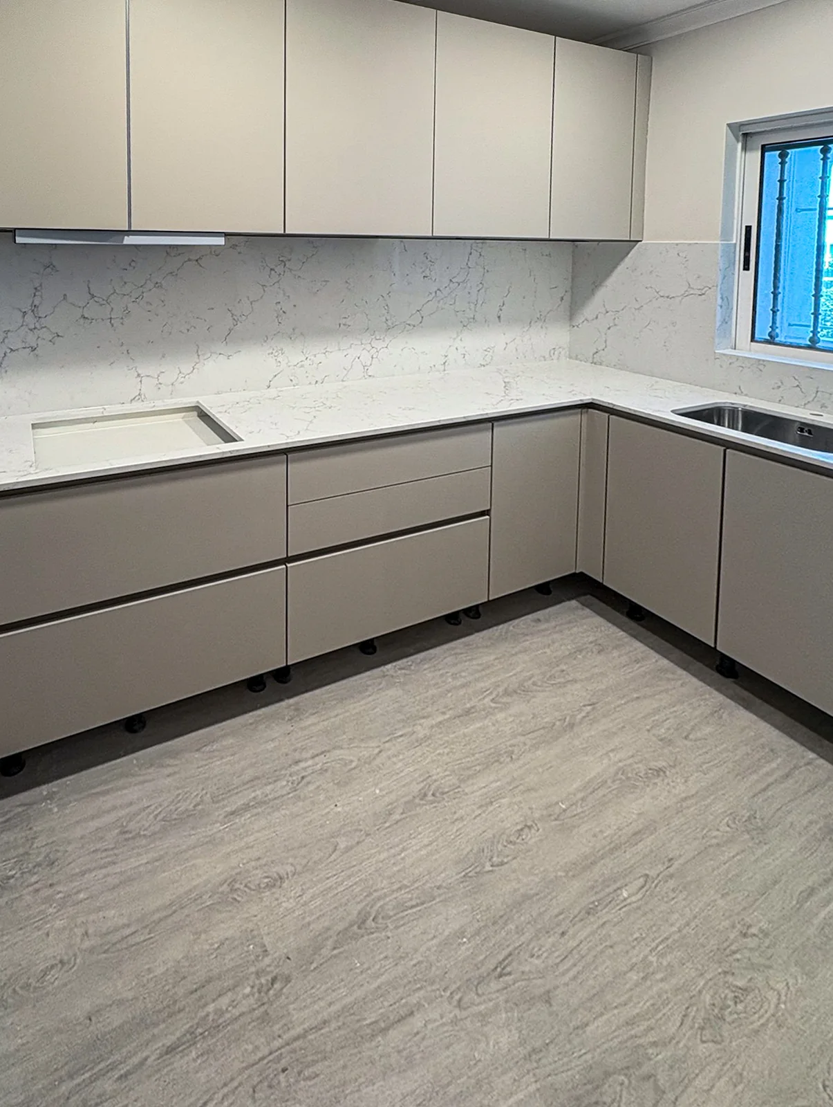 Cuisine en Colorado Carrara Gold du groupe Ingemar avec une finition polie