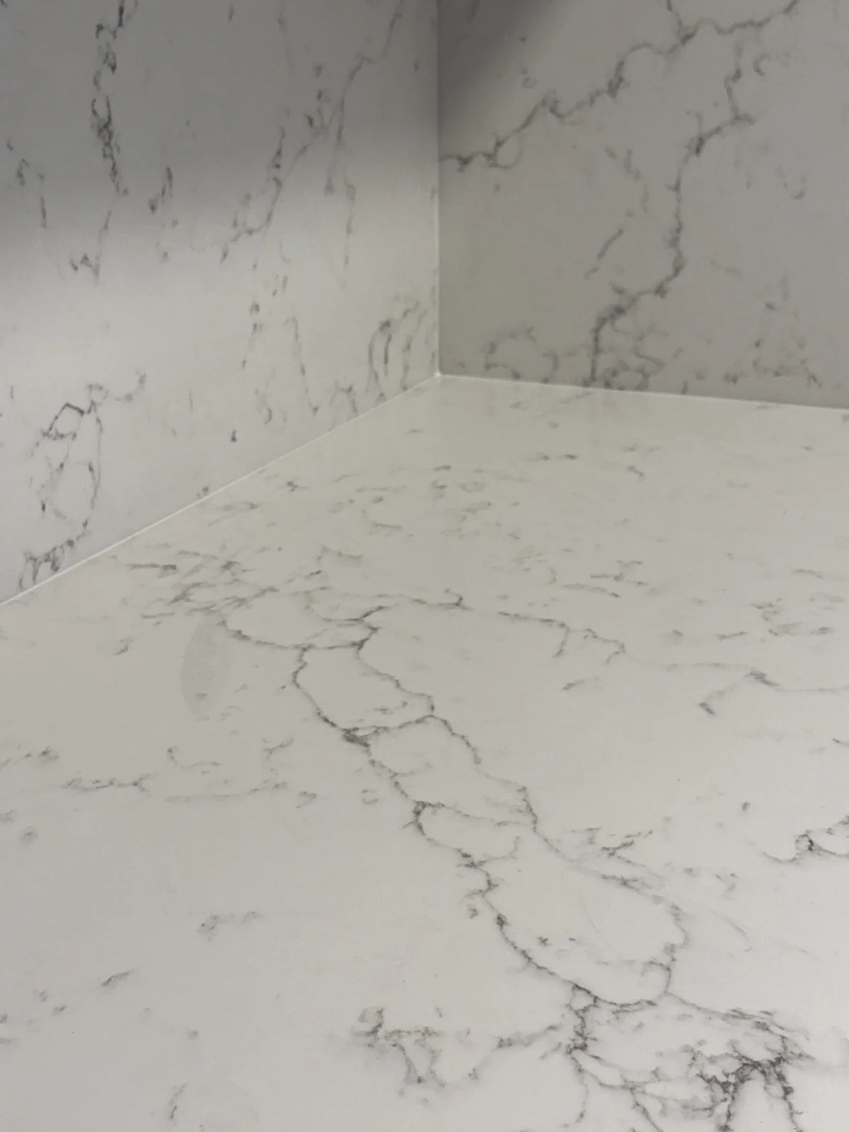 Détail de Colorado Carrara Gold avec une finition polie