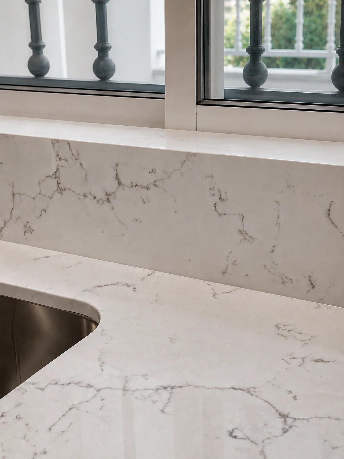 Détail de Colorado Carrara Gold avec une finition polie