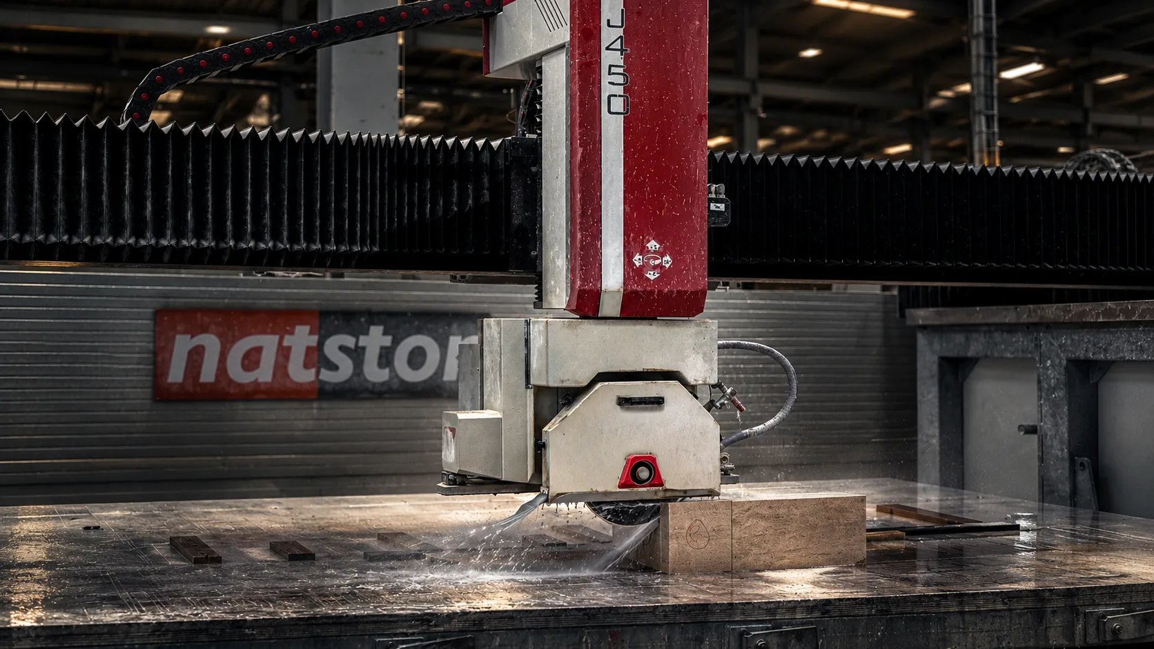 Machine de découpe travaillant une pièce de pierre naturelle