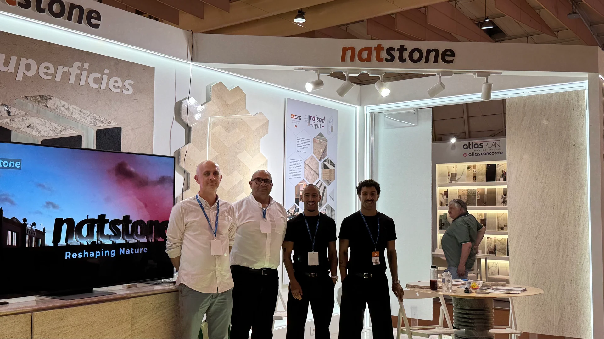 L’équipe Natstone sur le stand de Tektónica 2026.