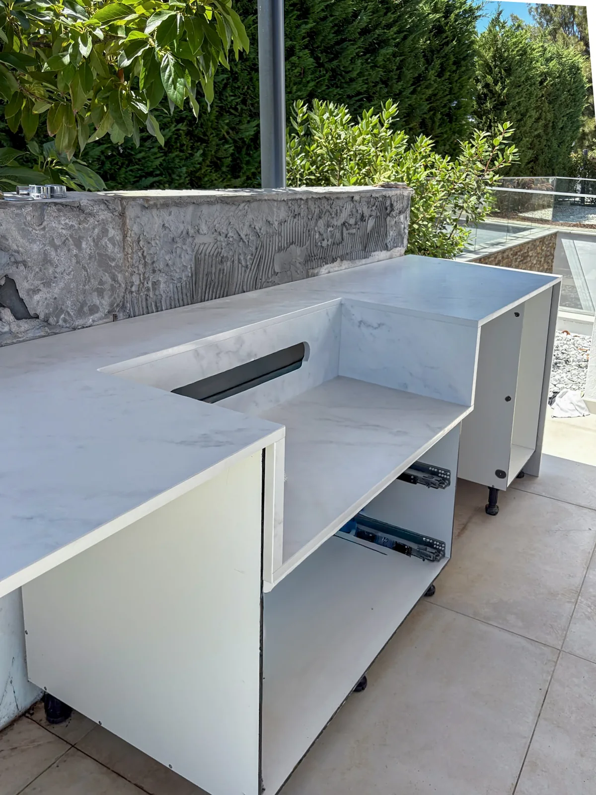 Détail de cuisine extérieure en Dekton Marina de 20 mm