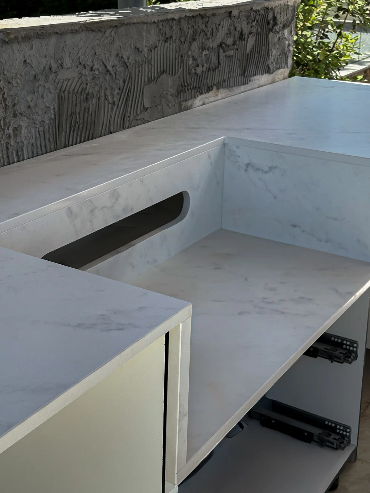 Détail de cuisine extérieure en Dekton Marina de 20 mm