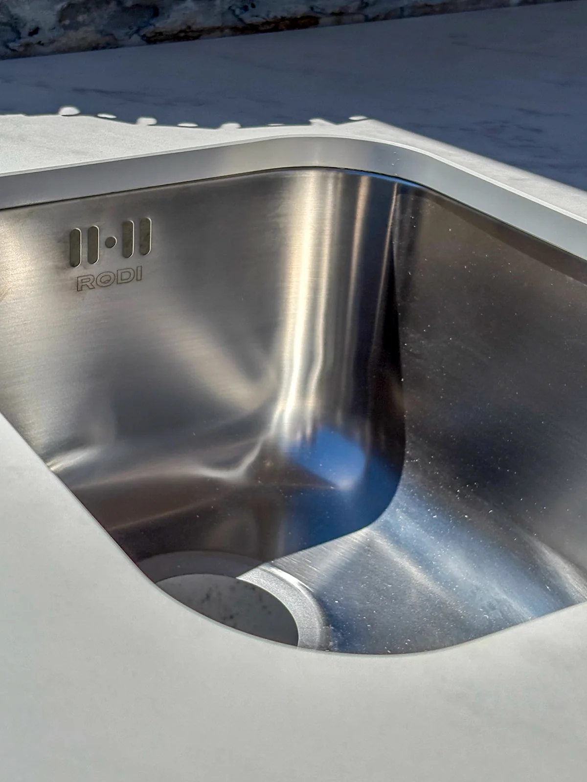 Détail de cuisine extérieure en Dekton Marina de 20 mm