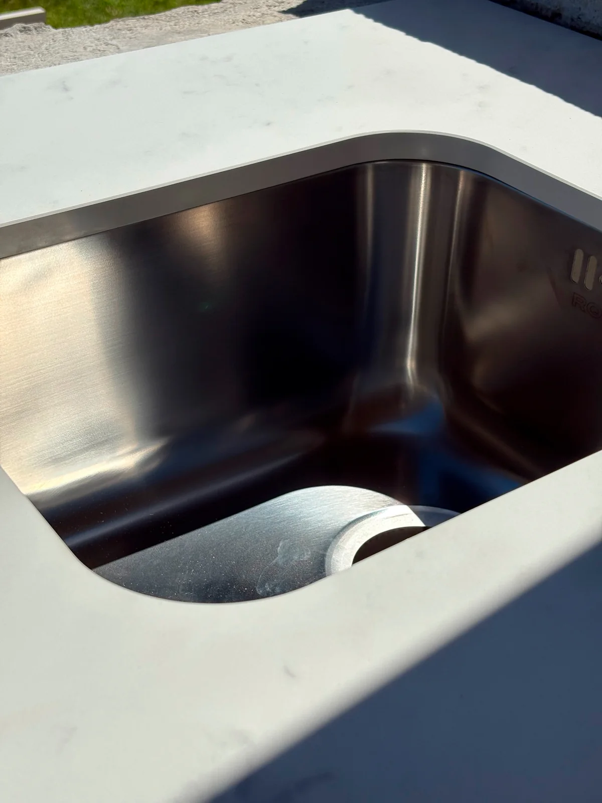 Détail de cuisine extérieure en Dekton Marina de 20 mm