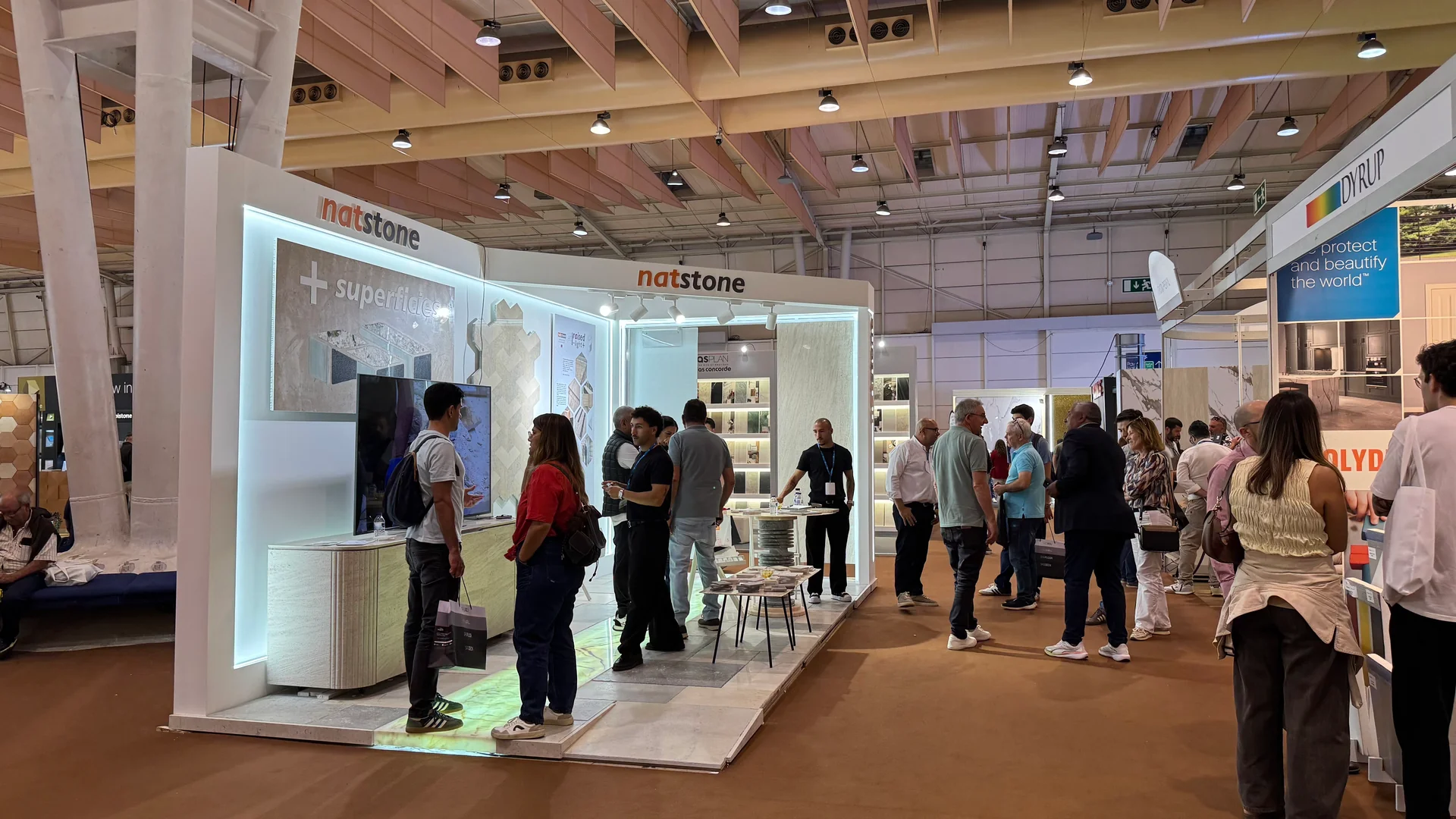 Des visiteurs près du stand Natstone à Tektónica 2026.