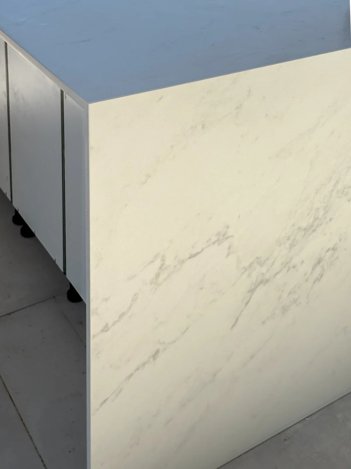 Détail de cuisine extérieure en Dekton Marina de 20 mm