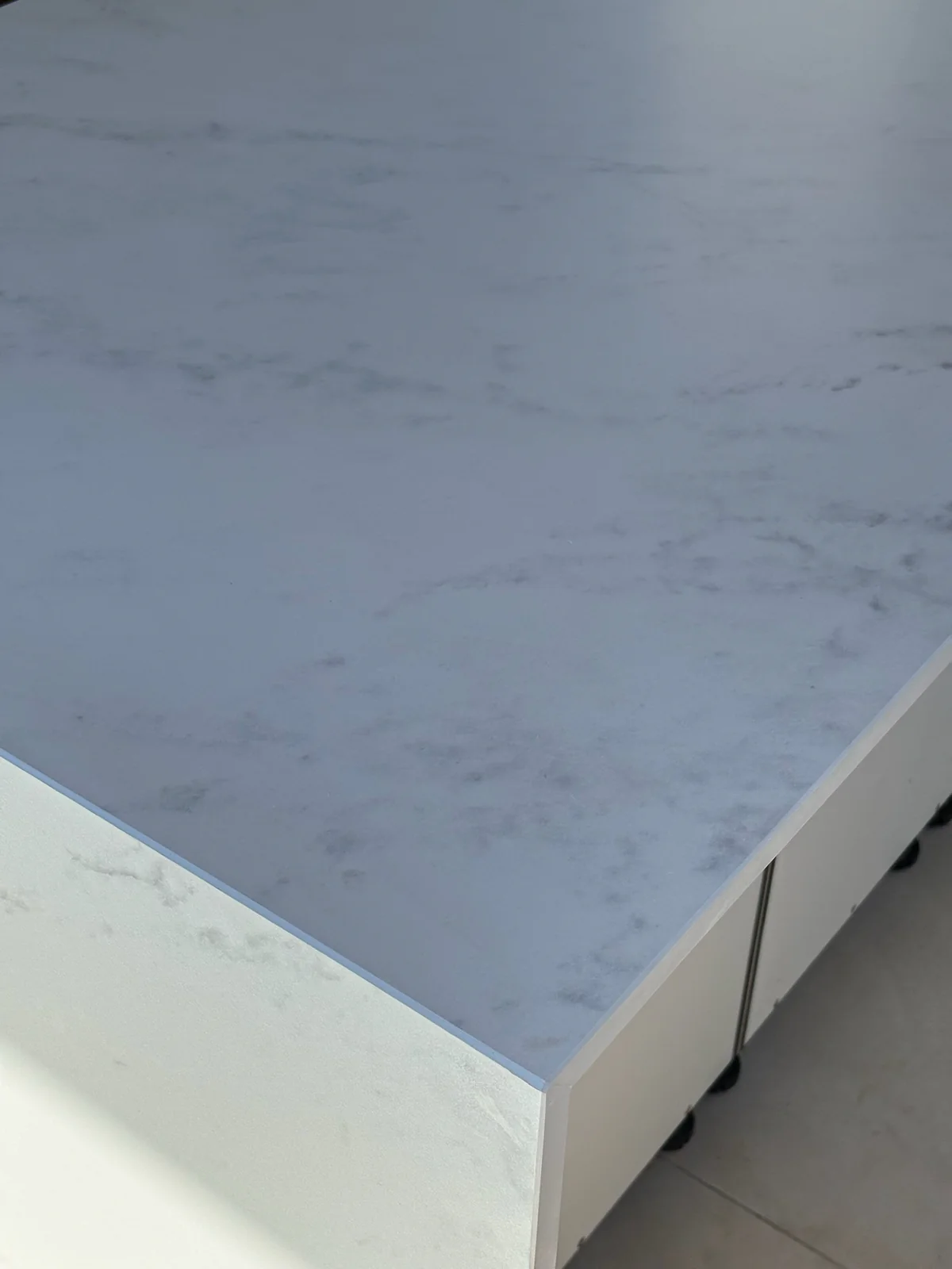 Détail de cuisine extérieure en Dekton Marina de 20 mm