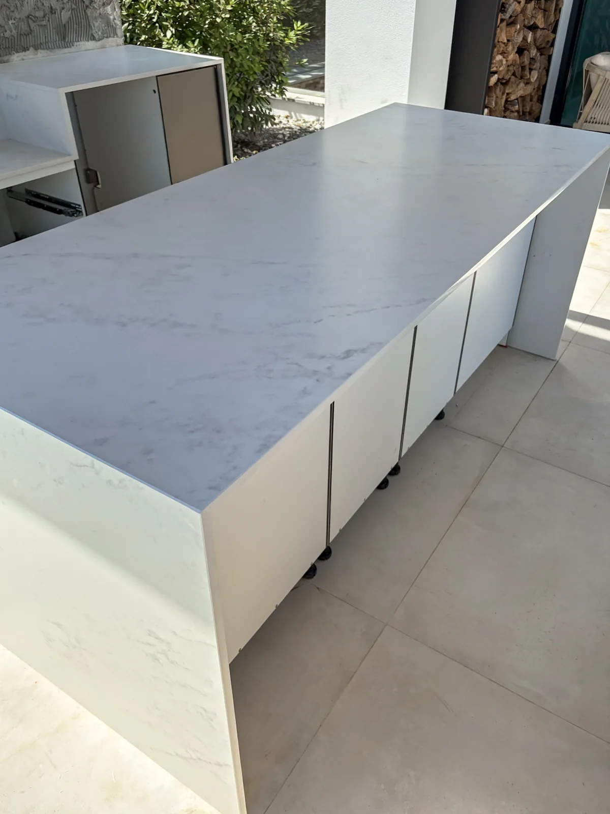 Détail de cuisine extérieure en Dekton Marina de 20 mm