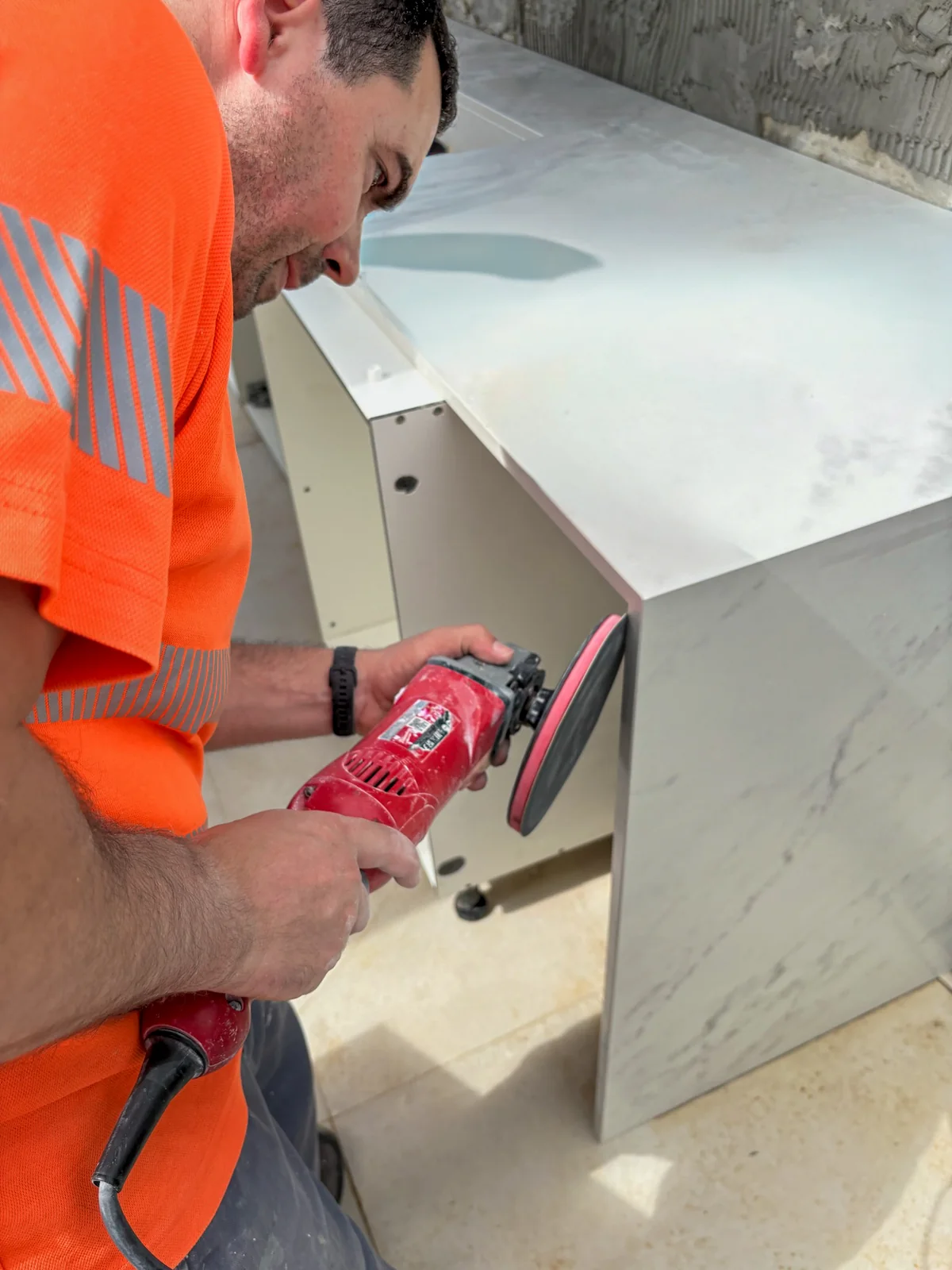 Détail de cuisine extérieure en Dekton Marina de 20 mm