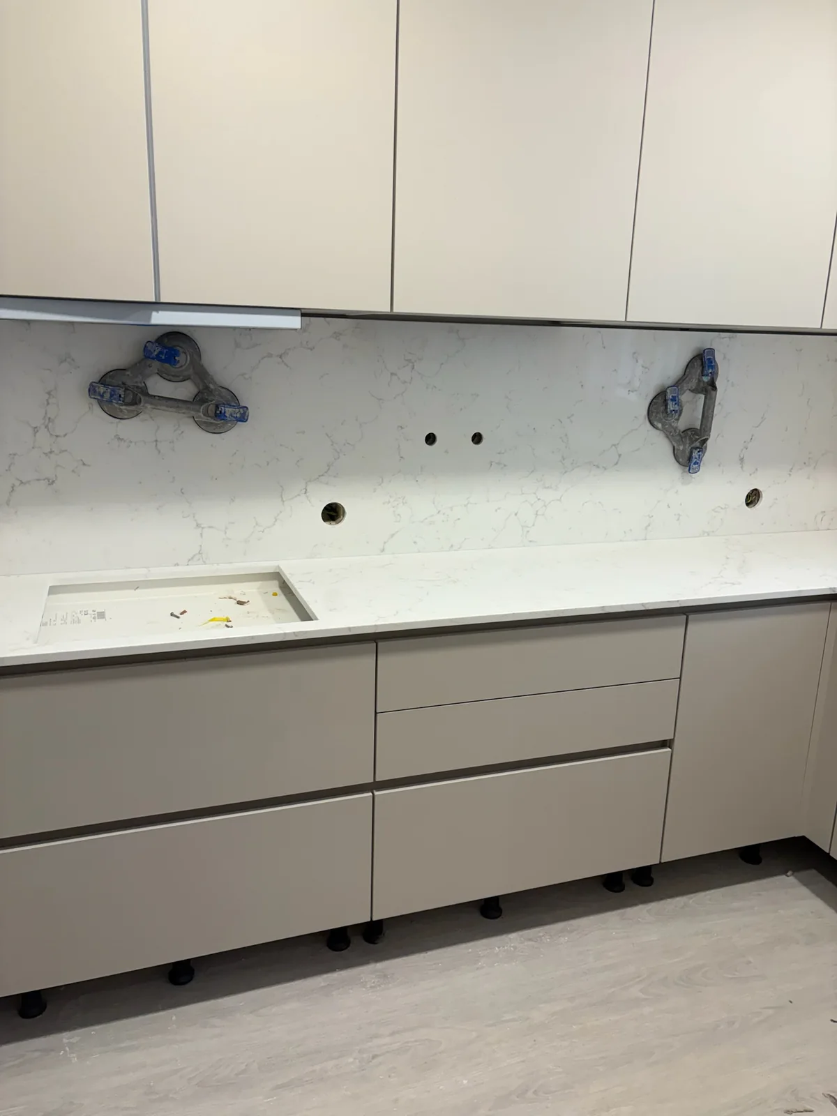 Détail de Colorado Carrara Gold avec une finition polie