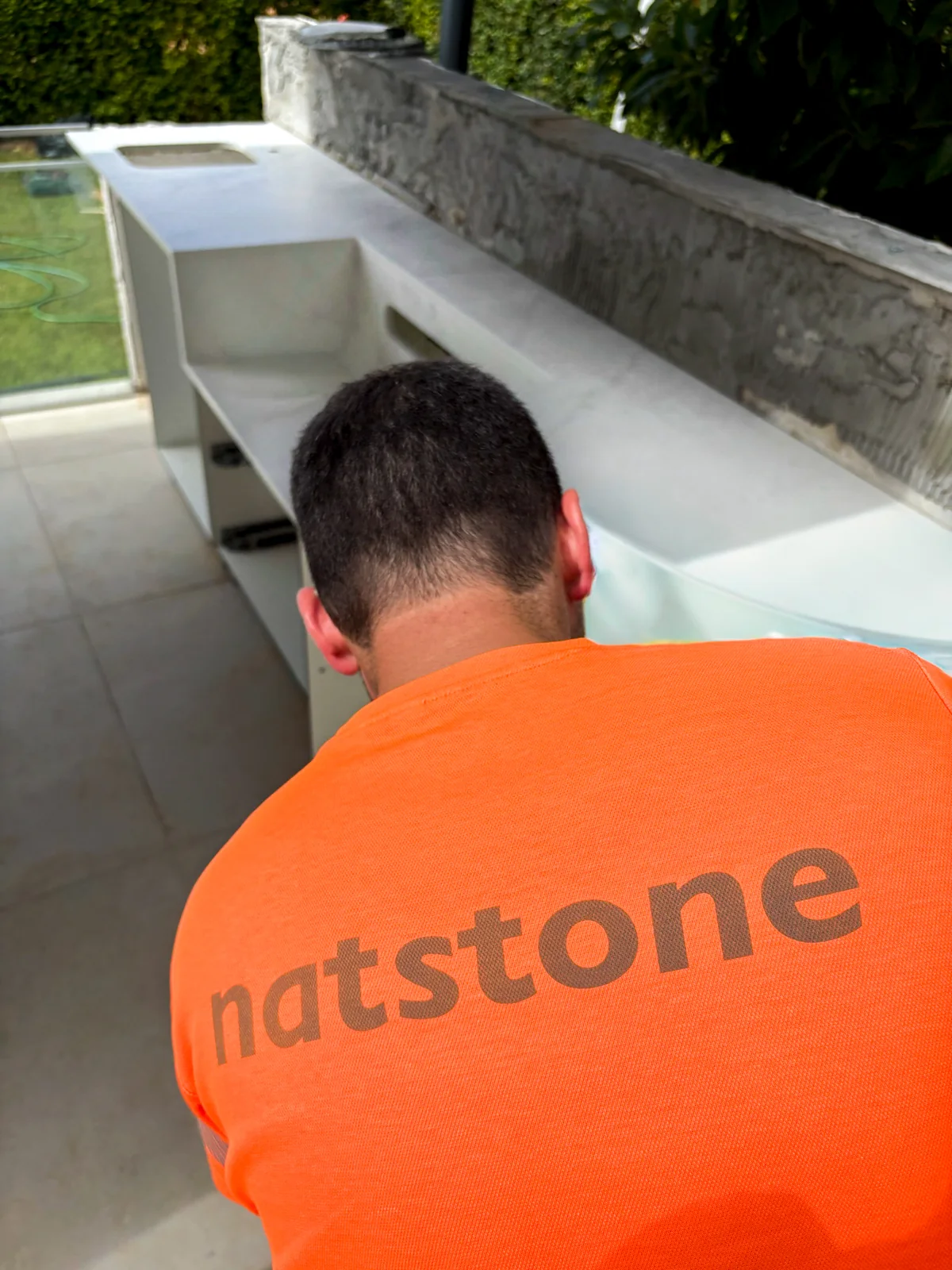 Détail de cuisine extérieure en Dekton Marina de 20 mm