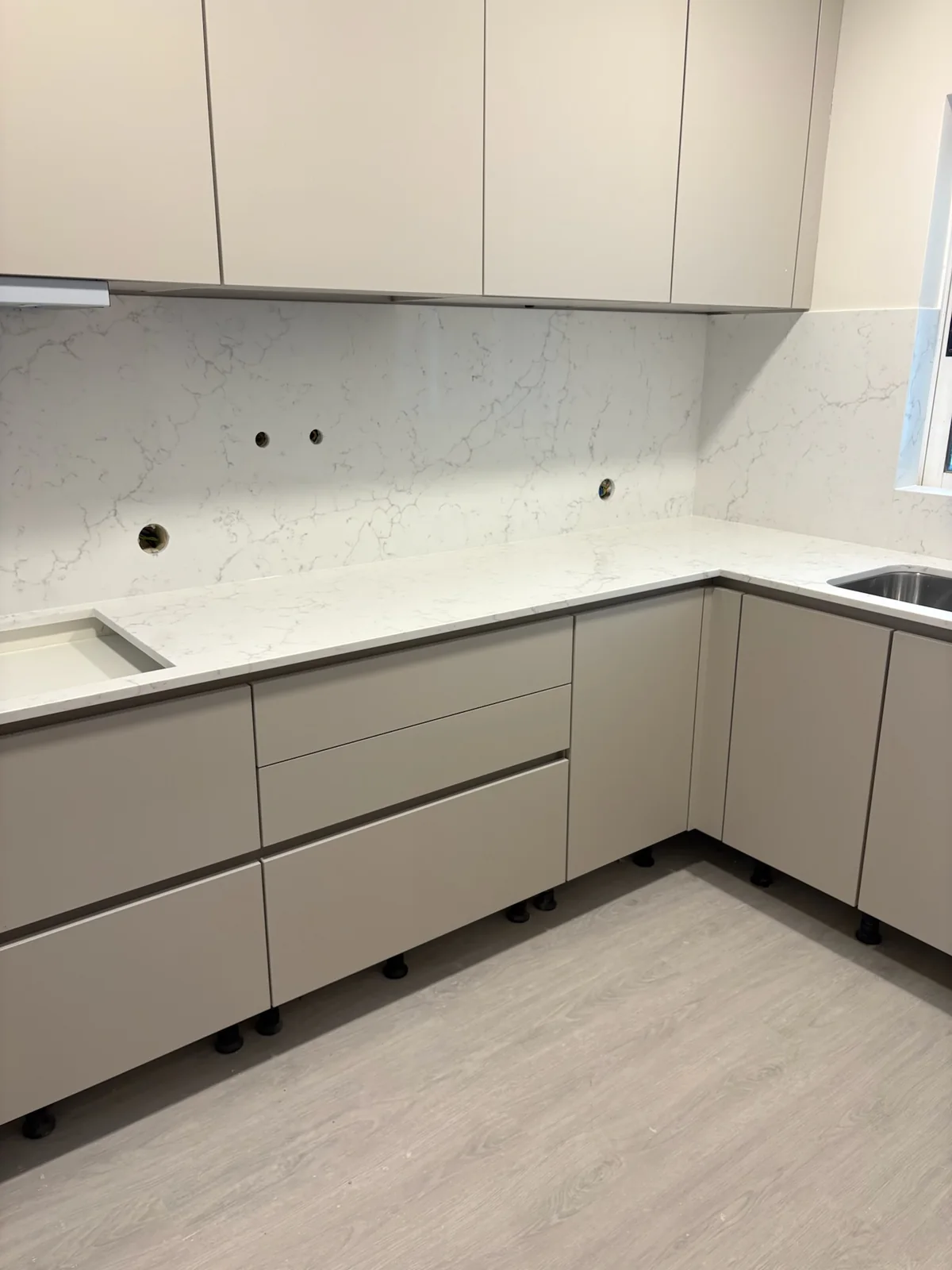 Détail de Colorado Carrara Gold avec une finition polie