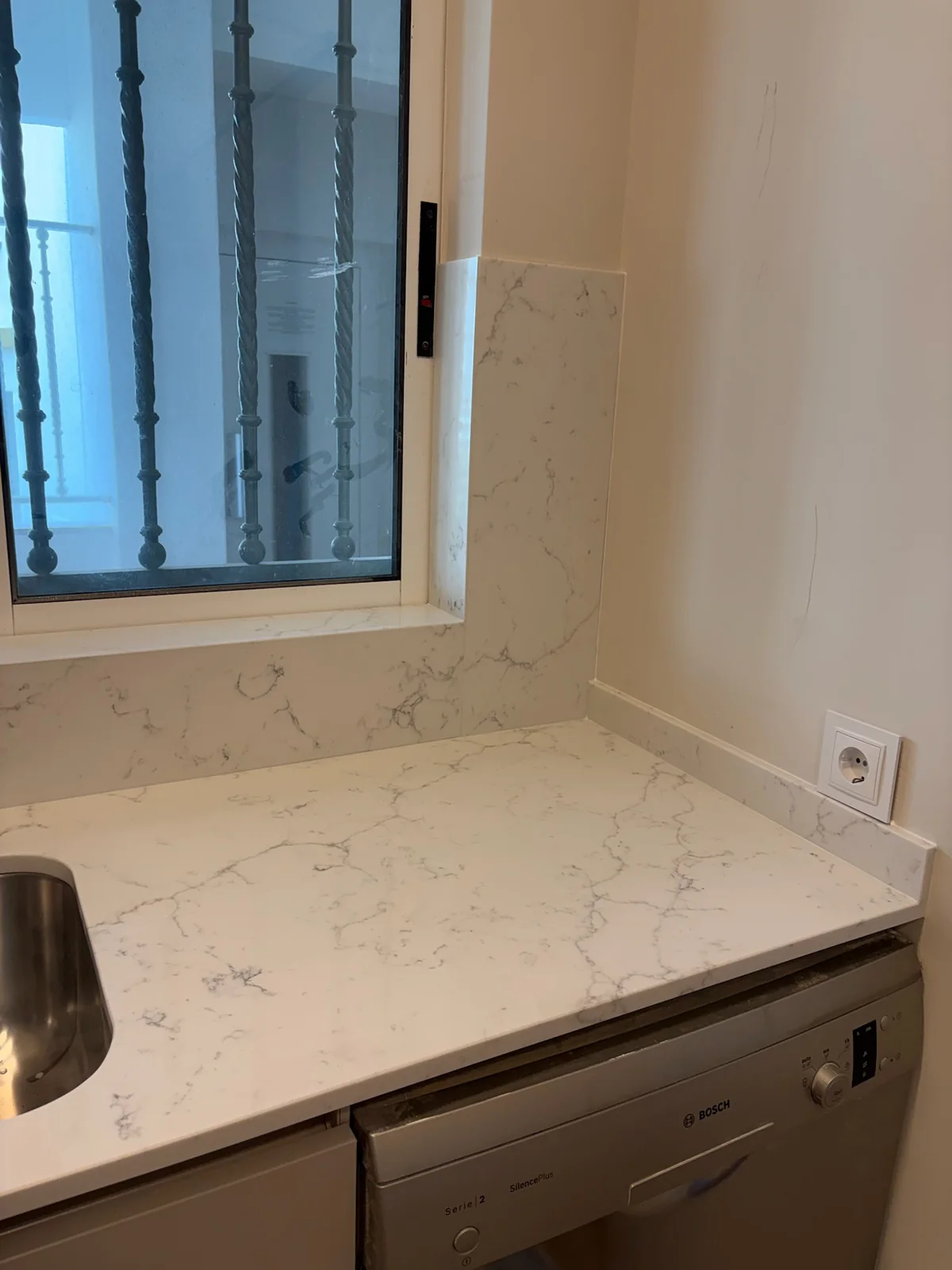 Détail de Colorado Carrara Gold avec une finition polie
