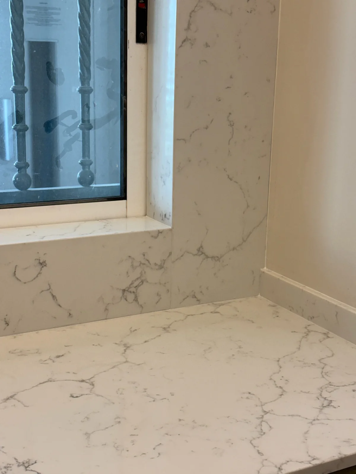 Détail de Colorado Carrara Gold avec une finition polie