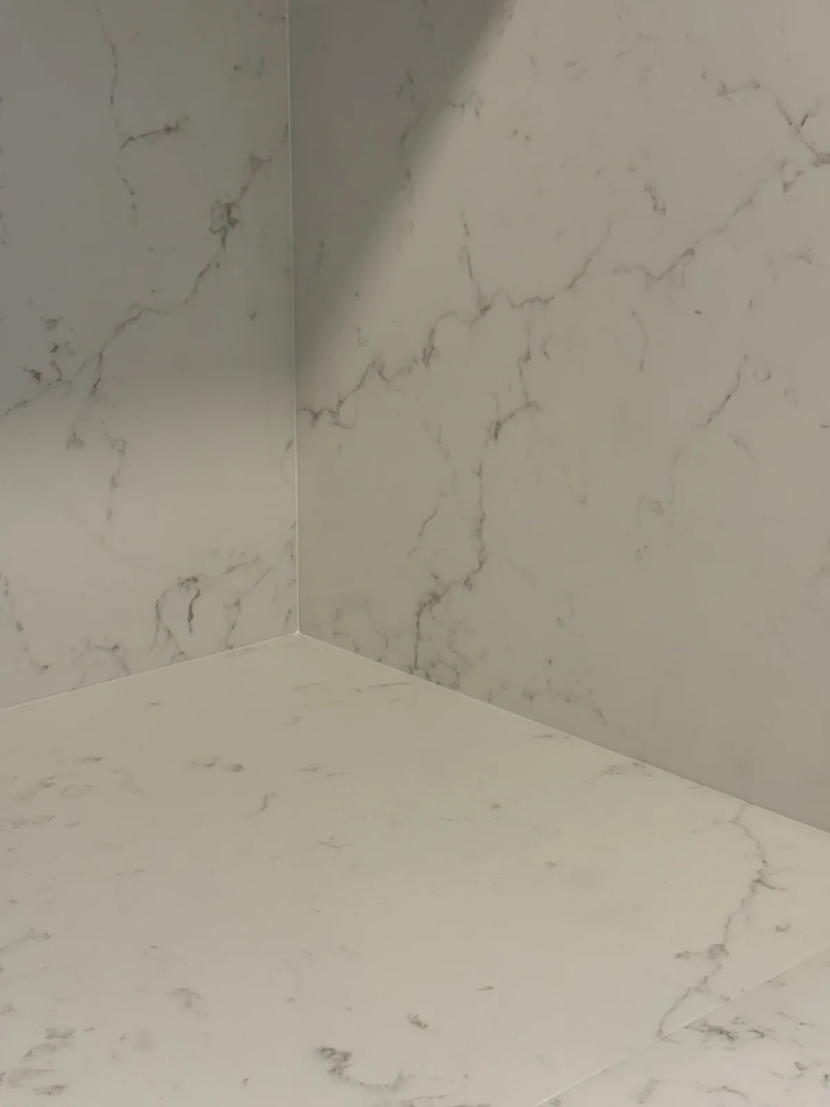 Détail de Colorado Carrara Gold avec une finition polie
