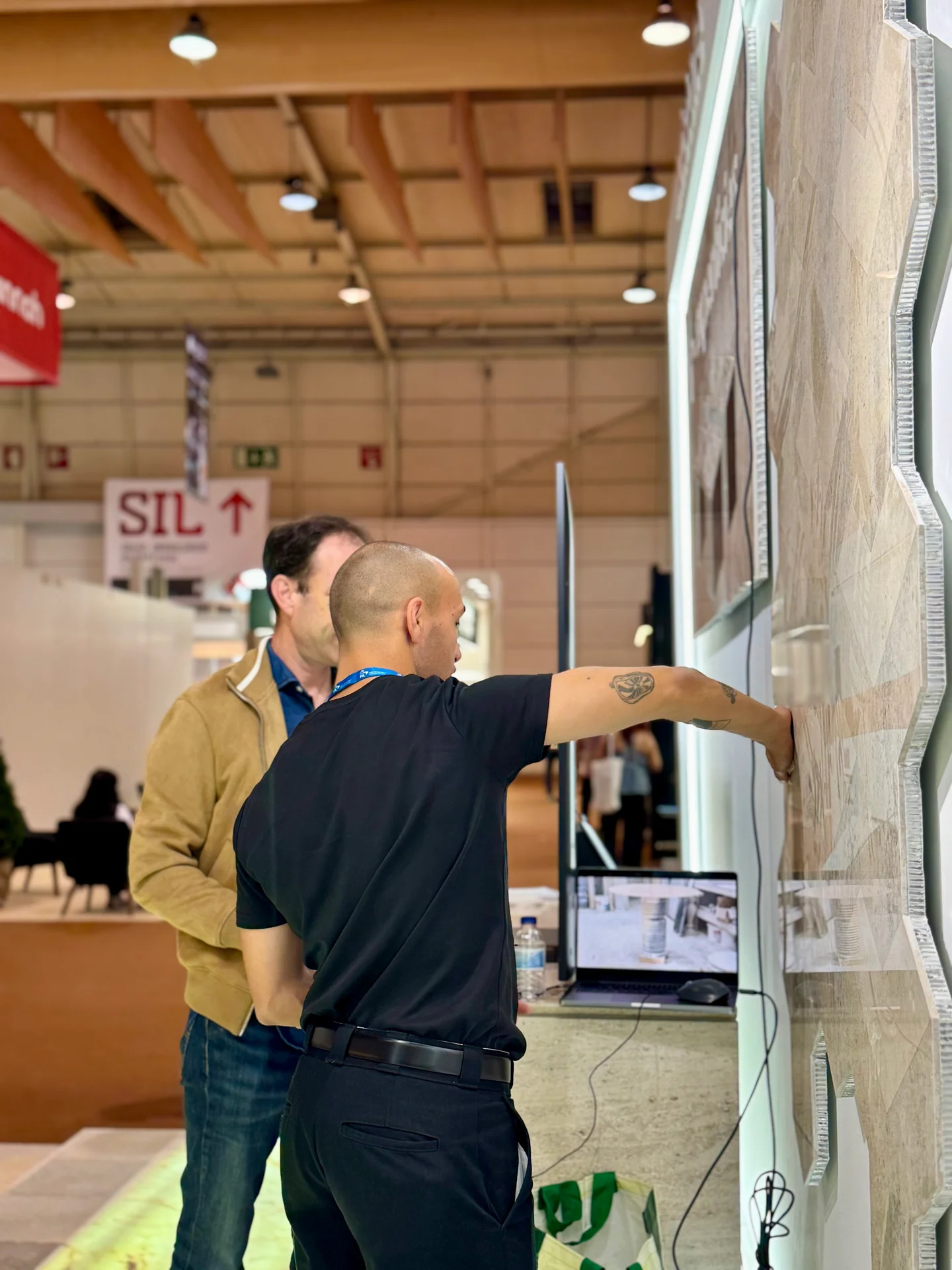 Présentation de panneaux de pierre sur le stand Natstone.