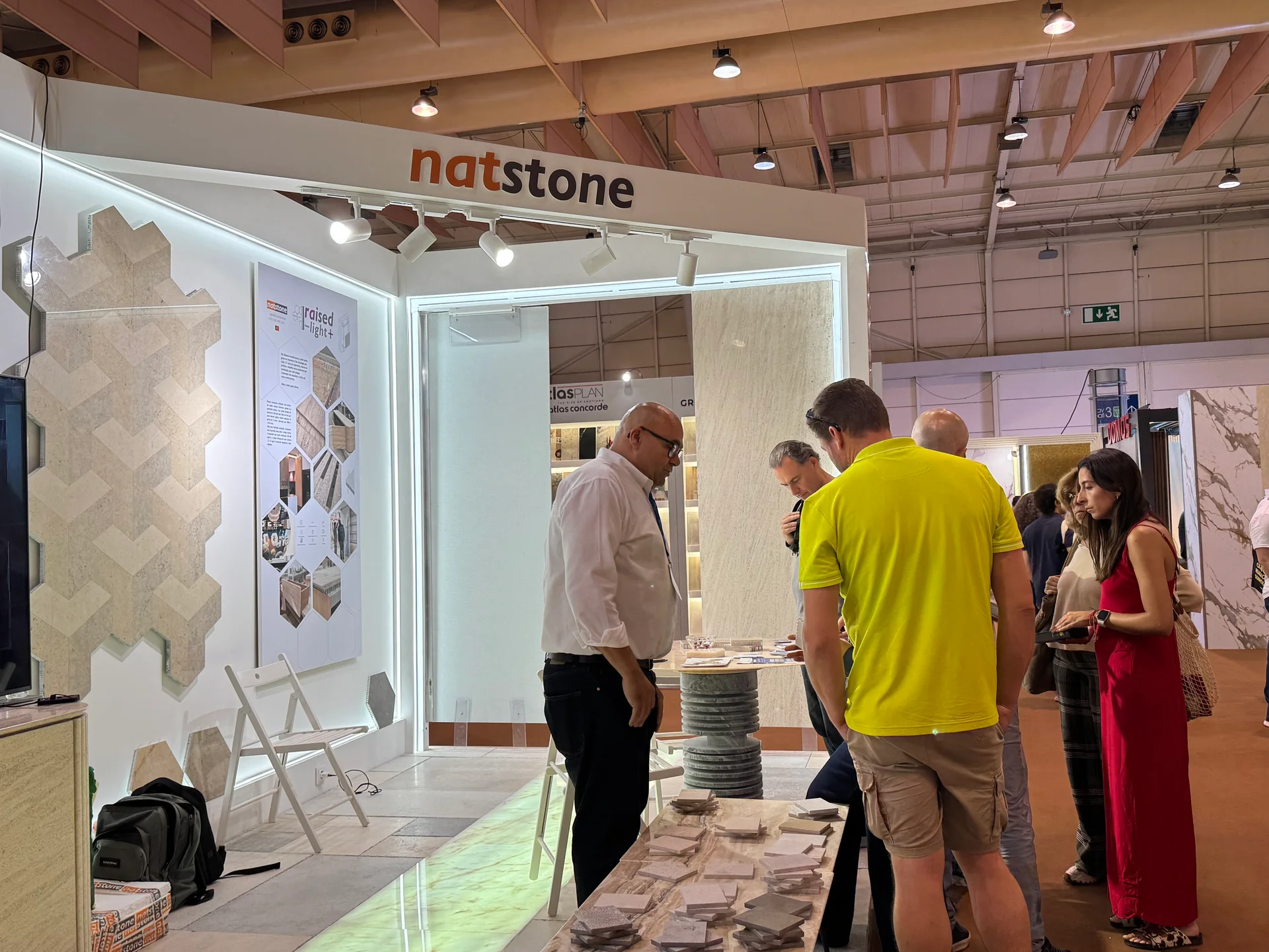 Accueil des visiteurs sur le stand Natstone à Tektónica 2026.