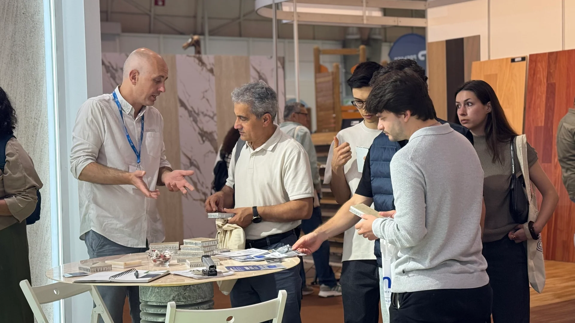 Échange avec des visiteurs près de la table d’échantillons Natstone.