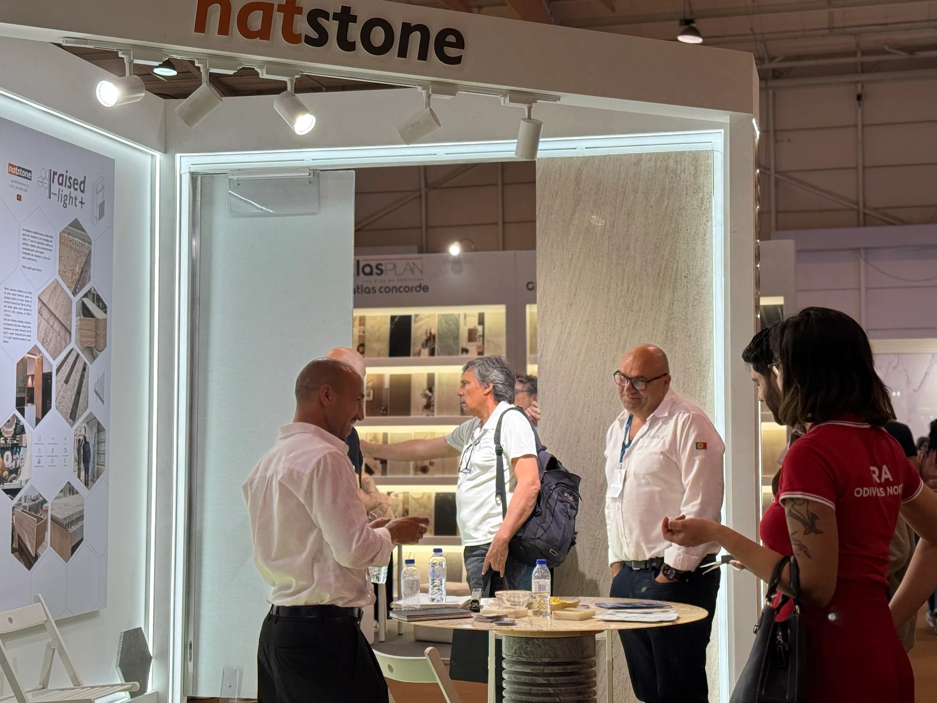 Professionnels et visiteurs sur le stand Natstone.