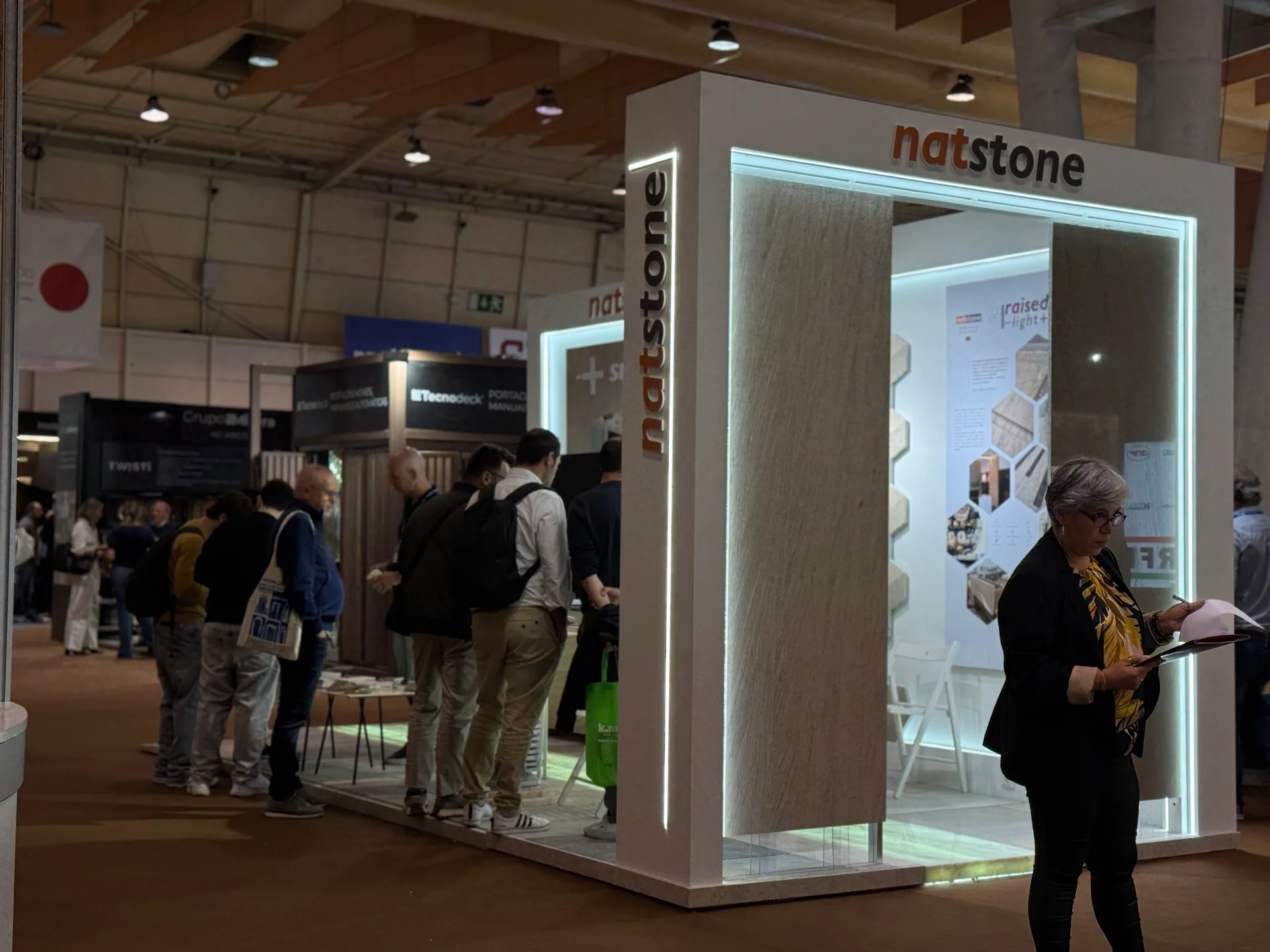 Stand Natstone illuminé à Tektónica 2026.