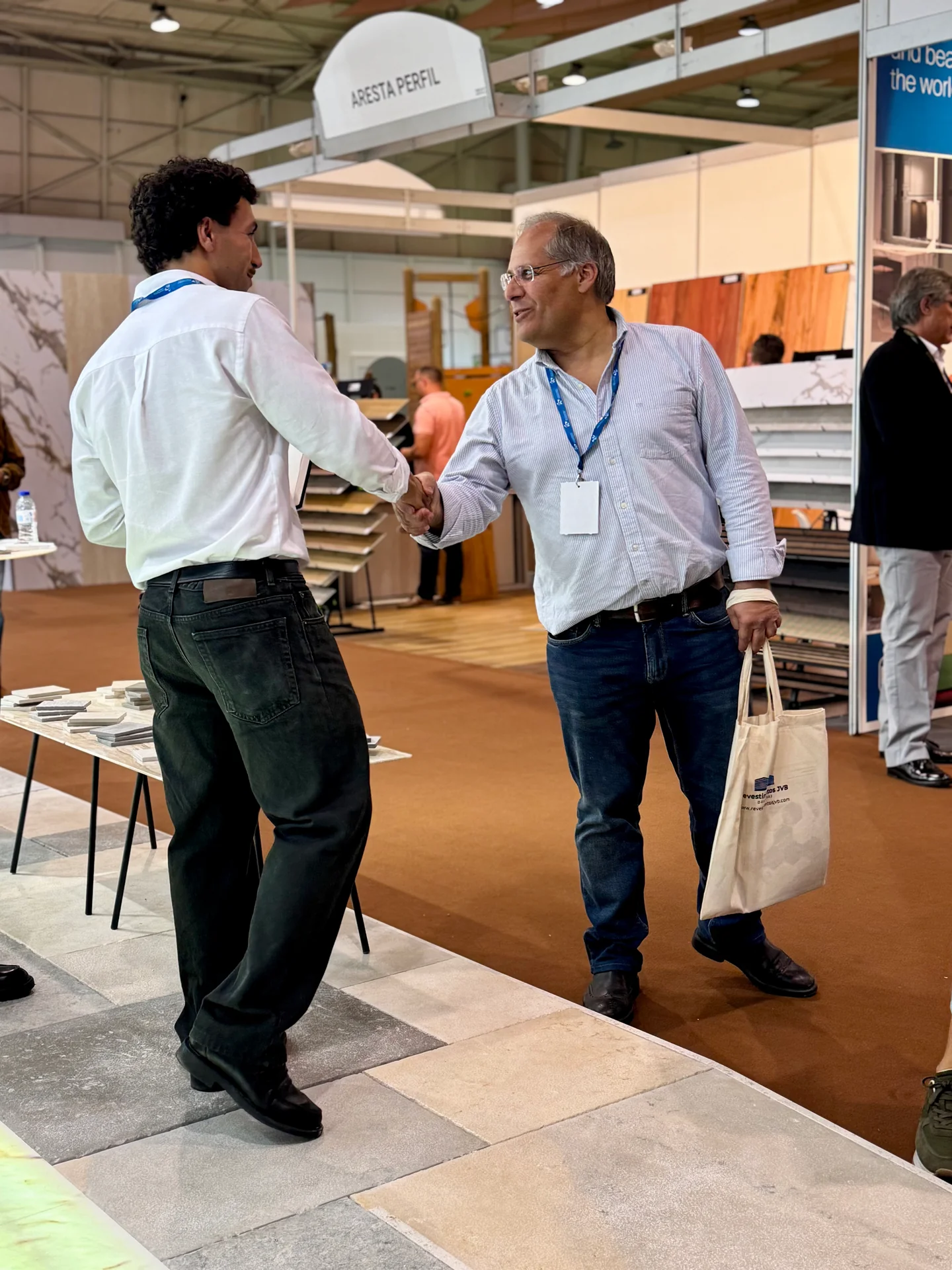 Échange entre professionnels près des panneaux de pierre Natstone.