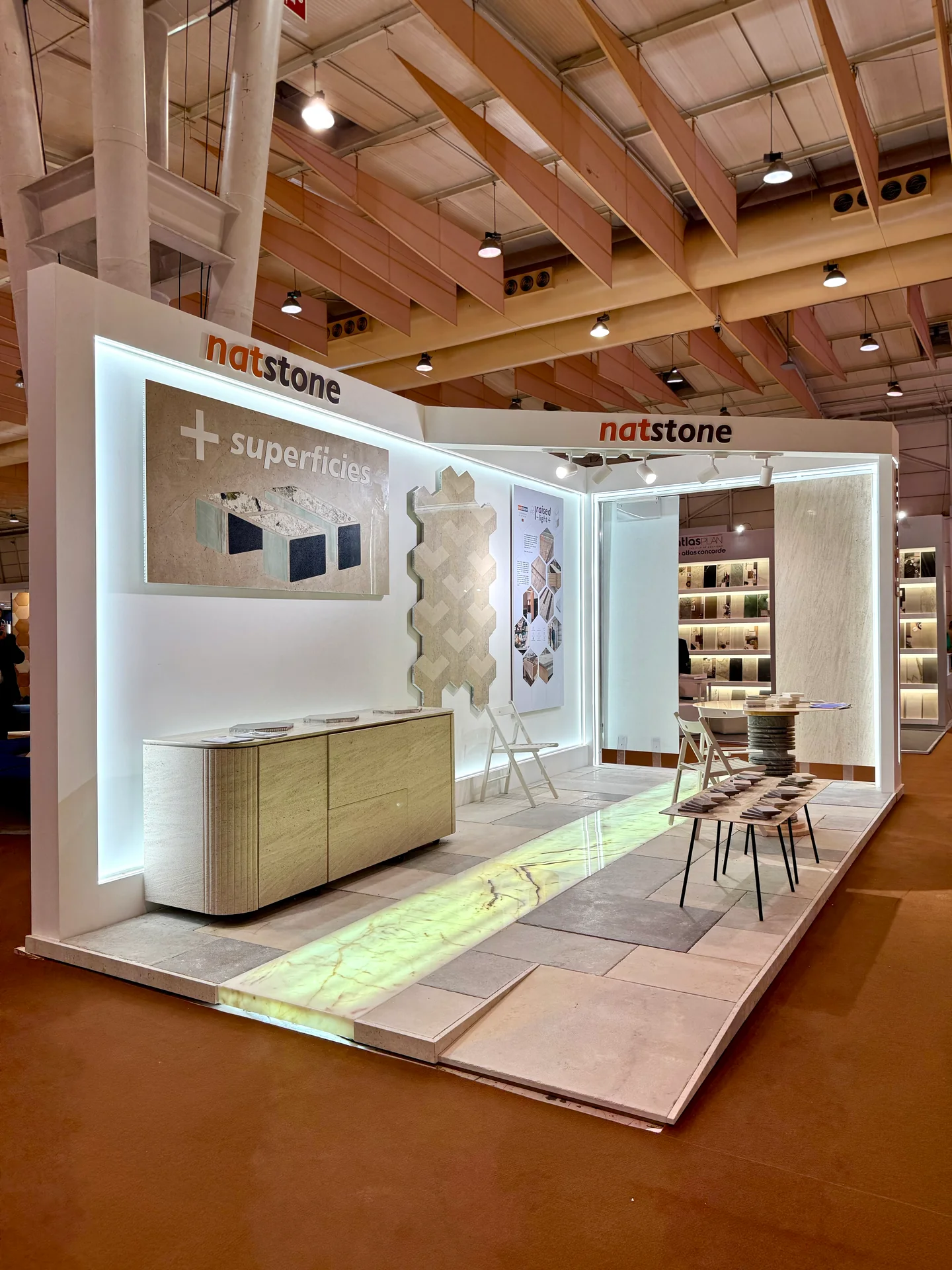 Stand Natstone a Tektónica 2026, con pannelli, campioni e soluzioni in pietra.
