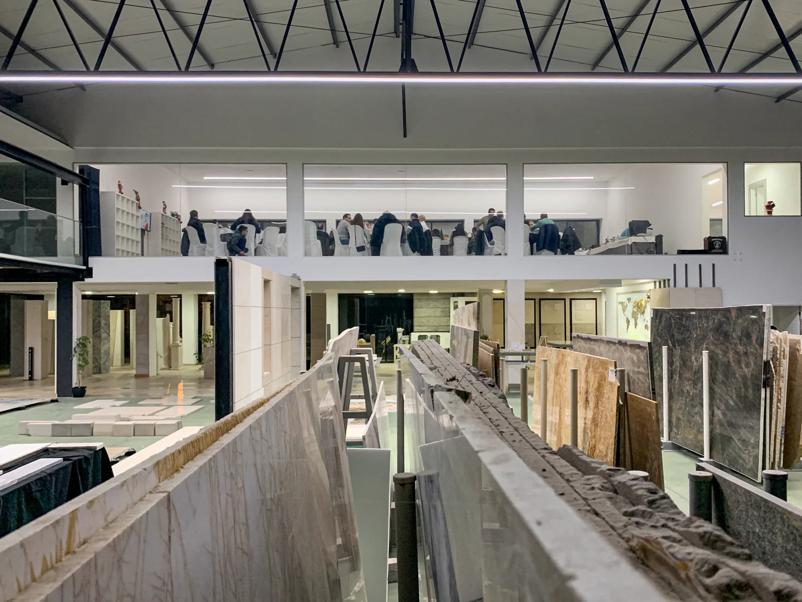Tranches de pierre naturelle exposées à l’intérieur du showroom