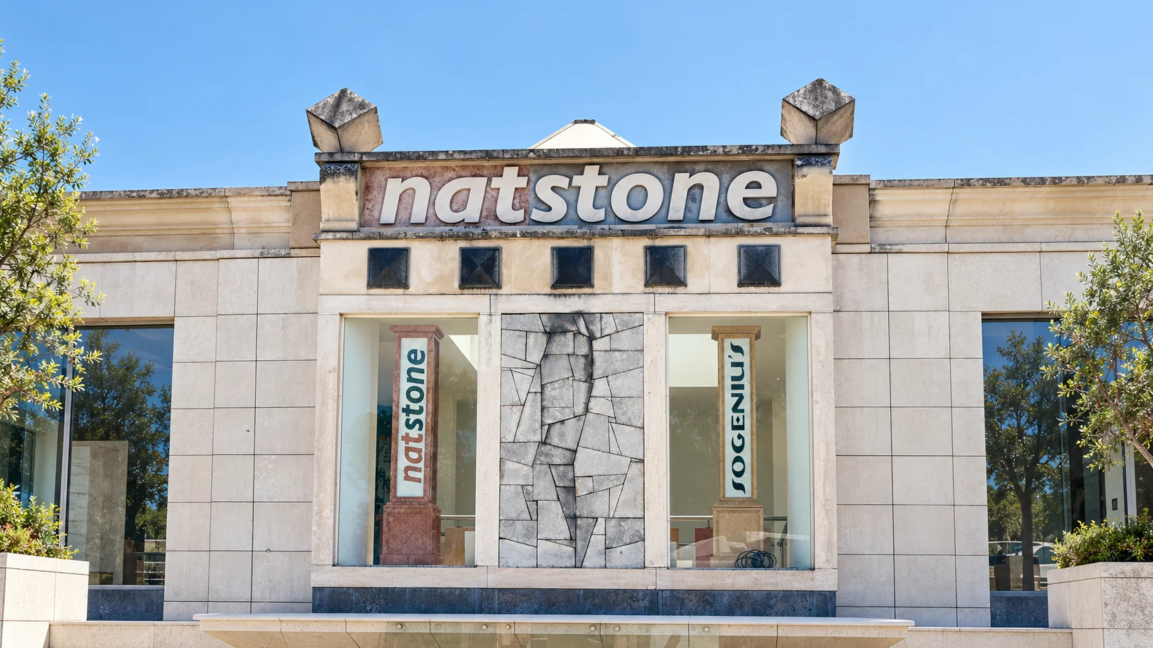 Façade en pierre portant l’enseigne Natstone