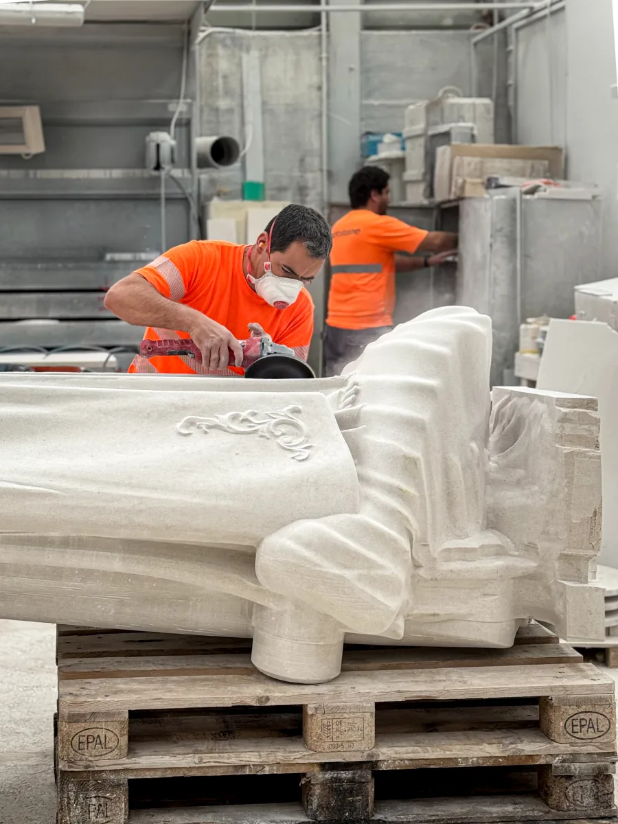 Artigiano Natstone al lavoro su un elemento di pietra lavorata