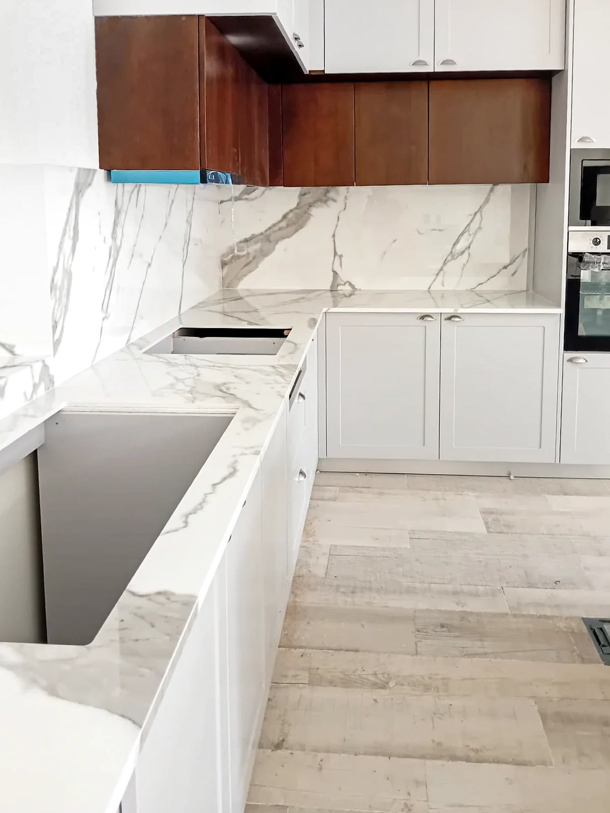 Détail de cuisine en Venux Estatuario avec une finition polie