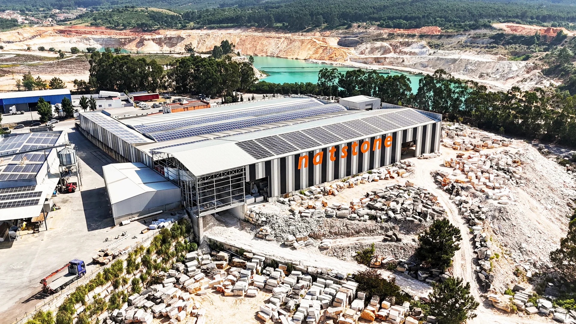 Vue aérienne de l’usine Natstone et des blocs de pierre