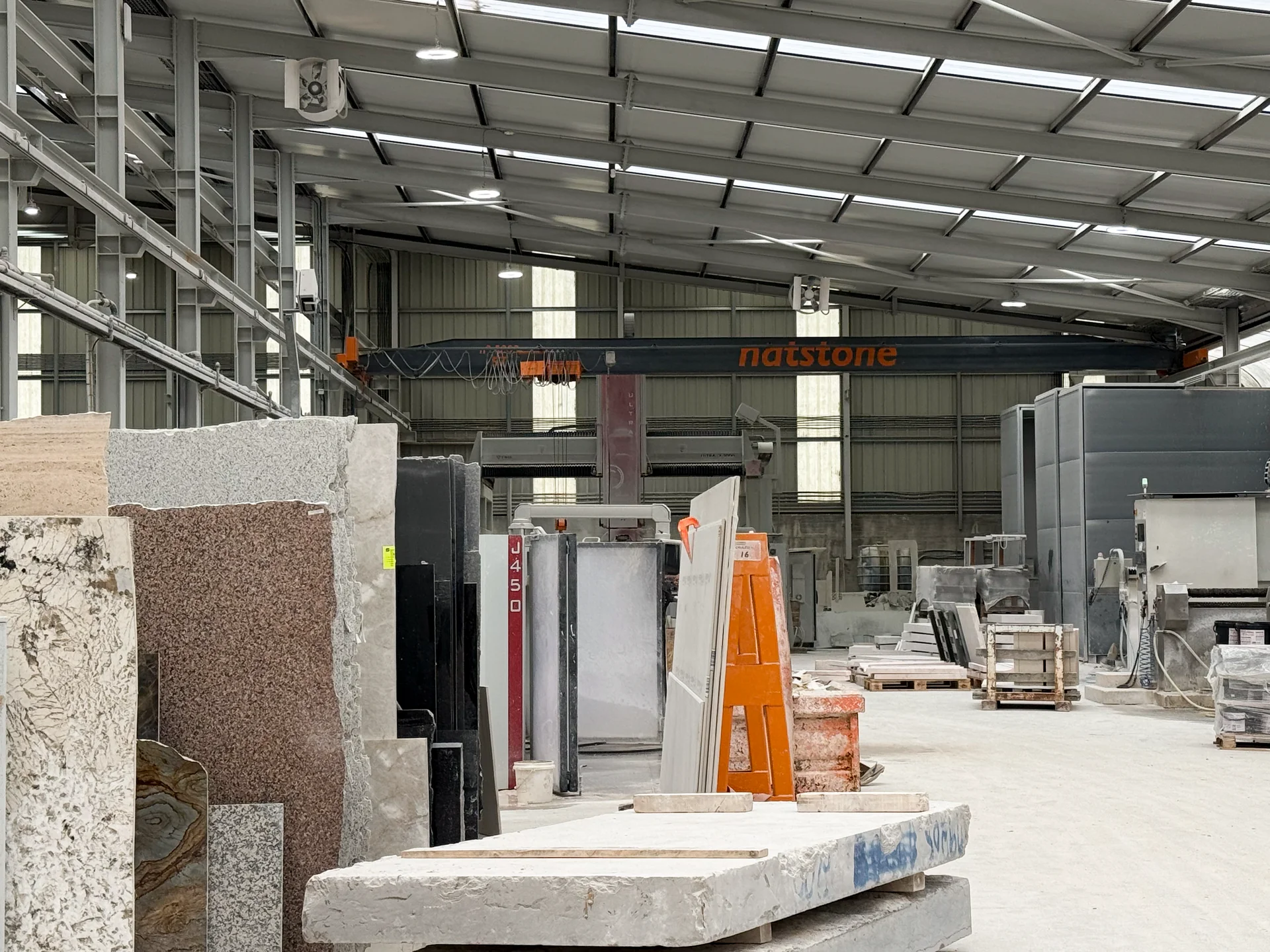 Tranches de pierre naturelle à l’intérieur de l’usine