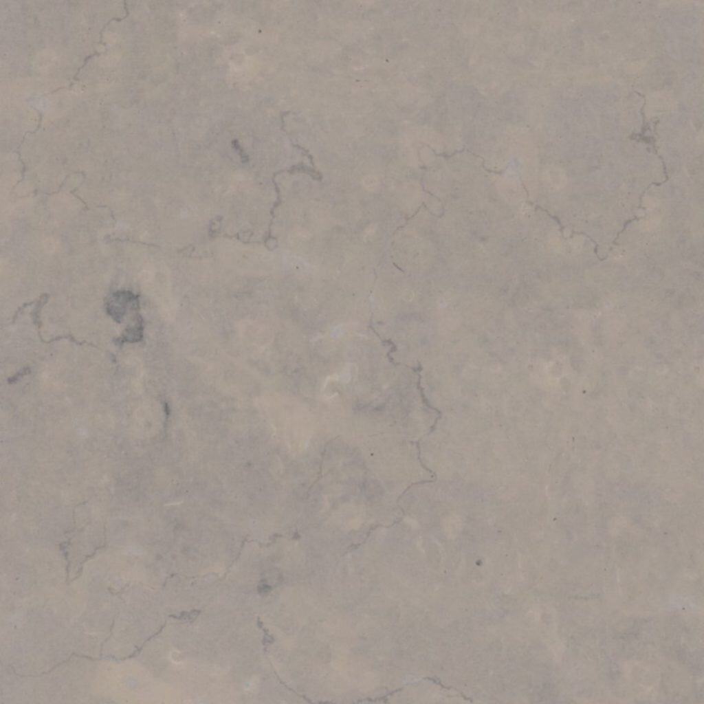 La pierre NAZ est un calcaire de couleur bleutée avec grain fin et de fond uniforme. Elle présente quelques occasionnelles zones plus claires et plus foncées mais ele reste d’une grande uniformité generale.
