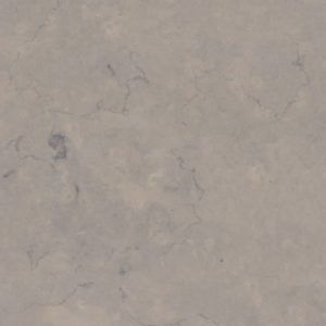 La pierre NAZ est un calcaire de couleur bleutée avec grain fin et de fond uniforme. Elle présente quelques occasionnelles zones plus claires et plus foncées mais ele reste d’une grande uniformité generale.